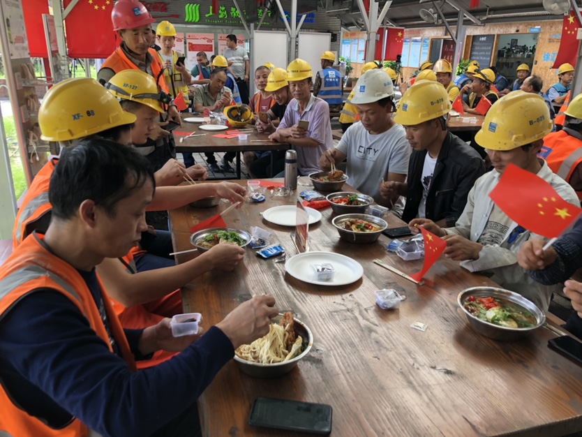 10月1日，上海徐匯濱江150名建設工人吃“國慶面”，祝福祖國繁榮昌盛。澎湃新聞記者李佳蔚圖