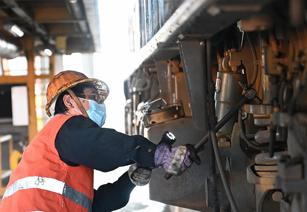 2月14日，工人余深忠在福州機務段福州整備車間對“和諧號”機車部件進行檢查。新華社記者 林善傳 攝