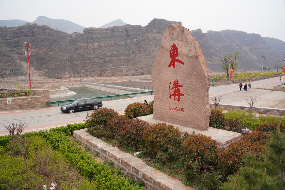 4月1日，汽車在河北省沙河市柴關鄉境內的旅遊公路上行駛。