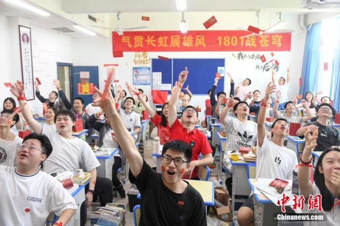 資料圖：6月6日，湖南長沙同升湖實驗學校教師與考生拋起紅包迎接高考。 楊華峰 攝