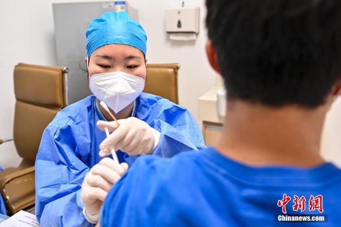 6月9日，廣東省廣州市祈福醫院新冠疫苗接種點，工作人員為市民接種疫苗。<a target='_blank' href='http://big5.chinataiwan.cn/gate/big5/www.chinanews.com/'><p  align=