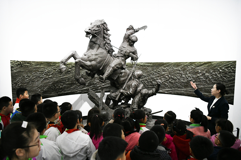 2019年4月4日，在東北烈士紀念館，學生們在聽講解員講解。