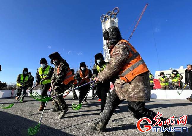 冬奧倒計時丨“奧運五環”亮相長城腳下 建設者體驗冰雪運動為冬奧加油