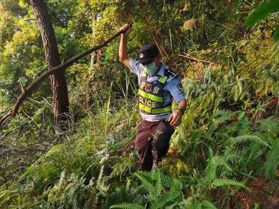 ↑3月21日，廣西藤縣公安局民警在墜機現場周邊搜救（手機照片）。新華社發（廣西藤縣公安局供圖）