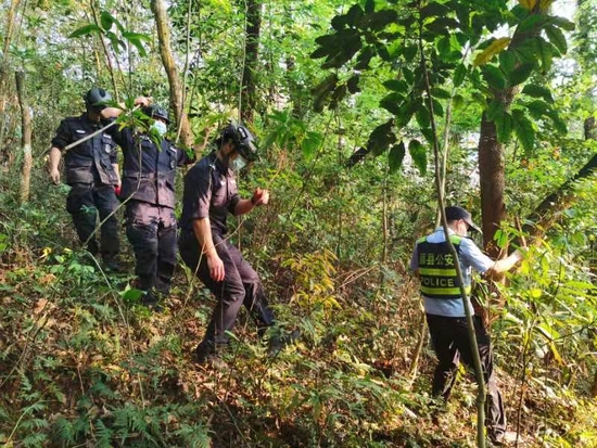 ↑3月21日，廣西藤縣公安局民警在墜機現場周邊搜救（手機照片）。新華社發（廣西藤縣公安局供圖）