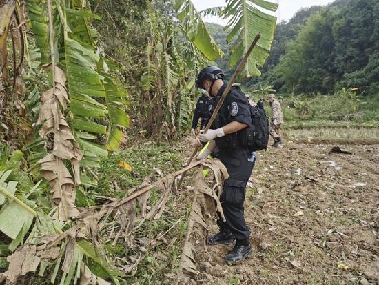 ↑3月21日，廣西藤縣公安局民警在墜機現場周邊搜救（手機照片）。新華社發（廣西藤縣公安局供圖）