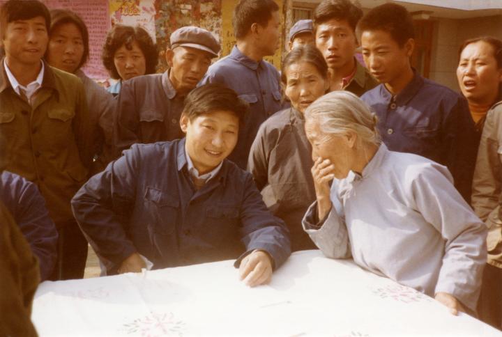 這是1983年，時任河北正定縣委書記的習近平（前排居中），臨時在大街上擺桌子聽取老百姓意見。