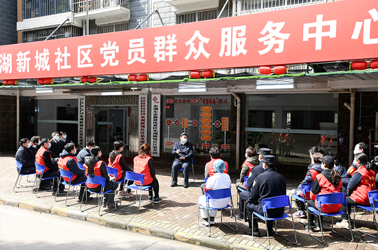 2020年3月10日，習近平在東湖新城社區黨群服務中心，同社區工作者、基層民警、衛生服務站醫生、下沉幹部、志願者等親切交流。