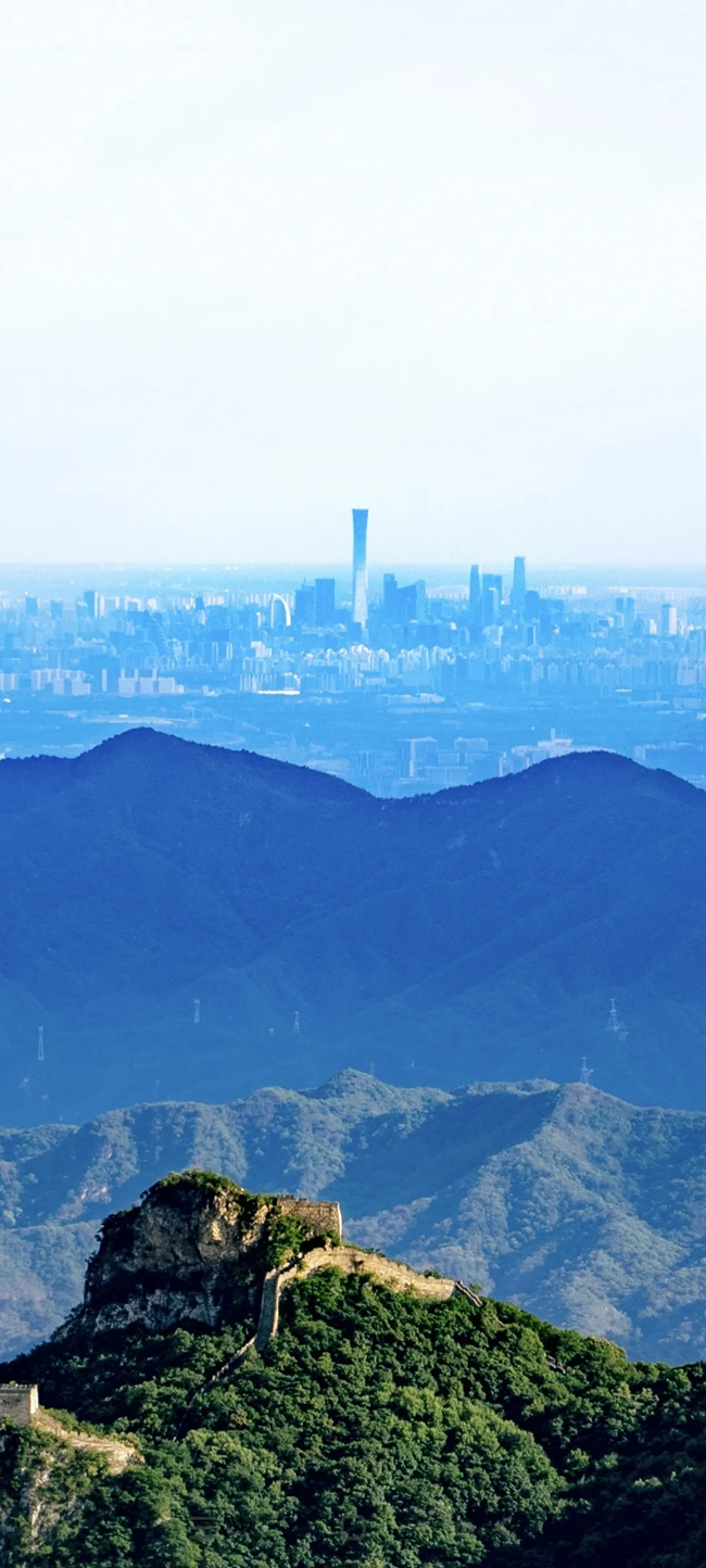 從長城上遠眺，北京中央商務區清晰可見。（攝影：魯夢晗 王佰龍）