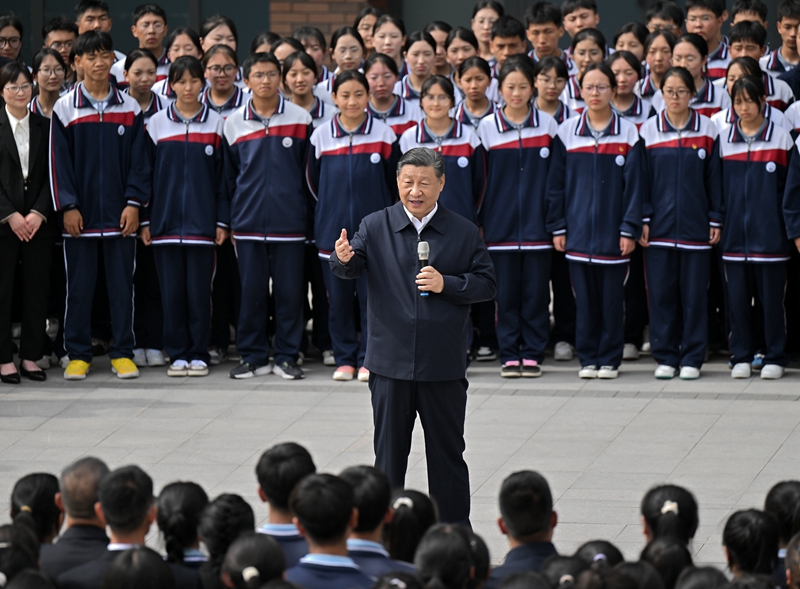 2024年6月18日，習近平總書記在青海果洛西寧民族中學考察時，同師生們親切交流。