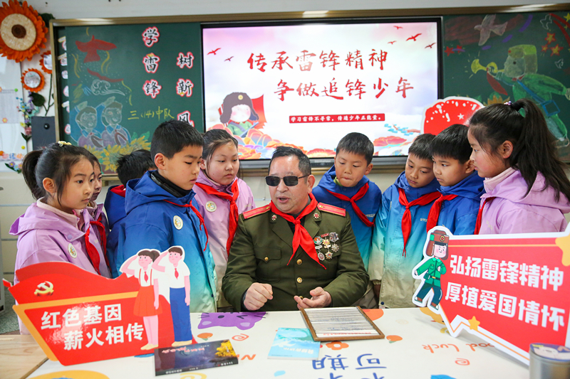 2025年3月3日，江蘇南通如皋市安定小學裏，傷殘軍人許波銀在思政小課堂上向學生講述雷鋒故事。