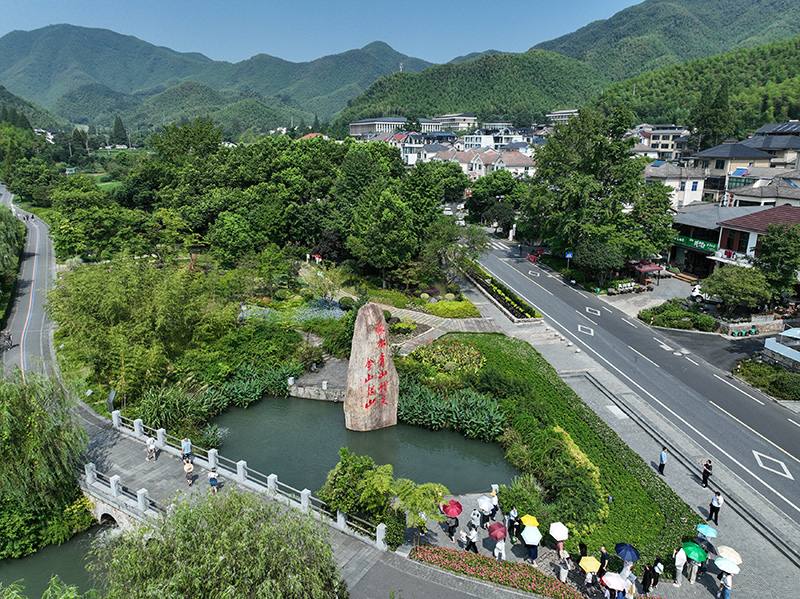 2023年8月11日，遊客在浙江安吉余村參觀。