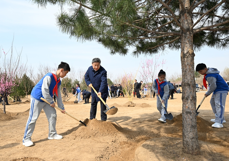 2025年4月3日，習近平總書記來到北京豐台區永定河畔參加首都義務植樹活動。