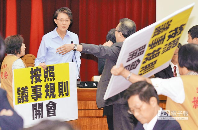 綠委”炮轟會議主席黃昭順在破壞議事規則