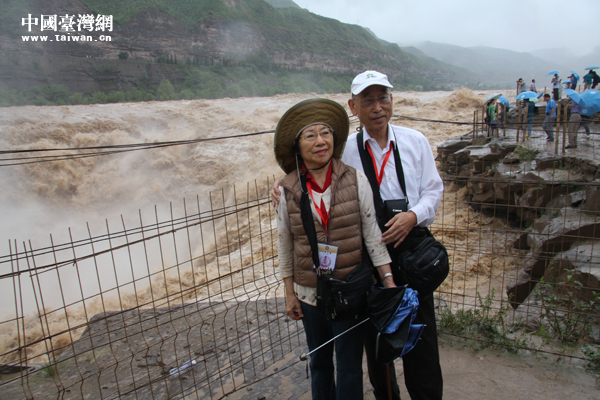 臺灣嘉賓團榮譽團長張京育夫婦在壺口瀑布前合影