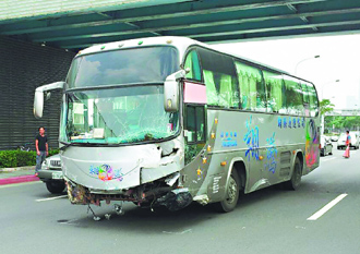 臺北市內湖9日發生連環車禍，1輛遊覽車疑似剎車失靈，追撞1輛計程車及4輛轎車，造成1死3傷