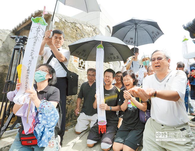 復興航空班機在澎湖墜毀，痛失至親的家屬24日在空難現場招魂，情緒崩潰傷心不已。