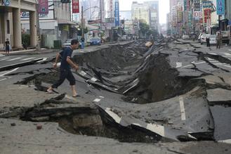 直擊高雄氣爆現場，宛如廢墟