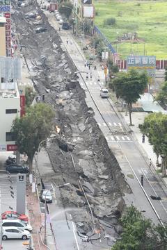 直擊高雄氣爆現場，宛如廢墟