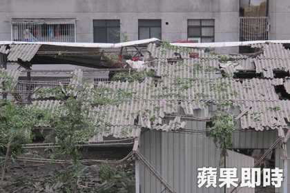 高雄爆炸威力太大了 轎車被炸到三樓頂