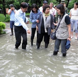 高雄“災上加災”一夜大雨 災區成了“海”