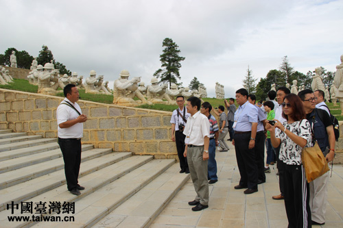 陳院鋒向採訪團介紹中國遠征軍雕塑群