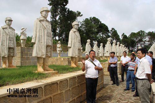 陳院鋒向採訪團介紹中國遠征軍雕塑群