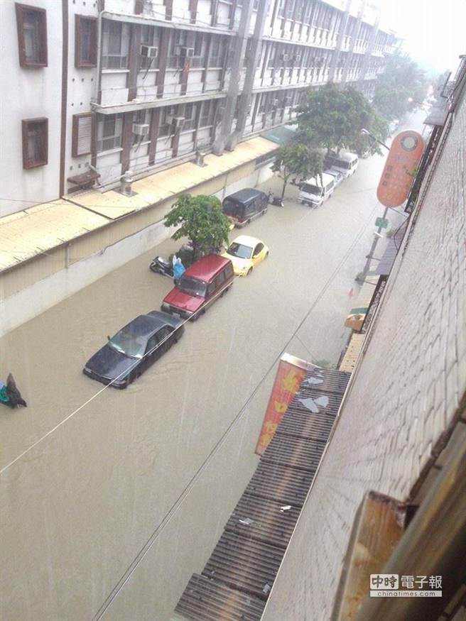 氣爆災區連夜大雨 高雄一片汪洋