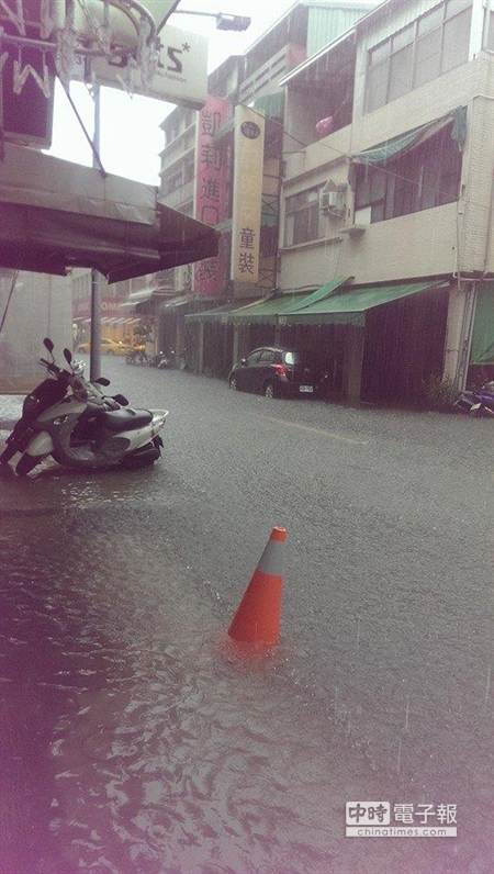 氣爆災區連夜大雨 高雄一片汪洋