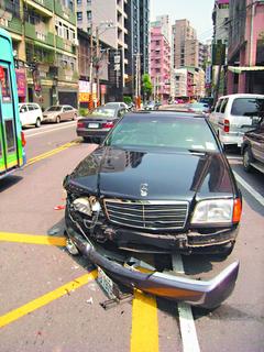 男子開賓士逆向行車，撞擊對向車道的兩輛汽車。