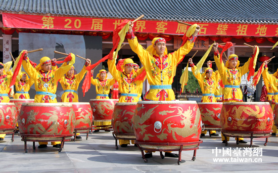 祭祀現場鑼鼓聲天。