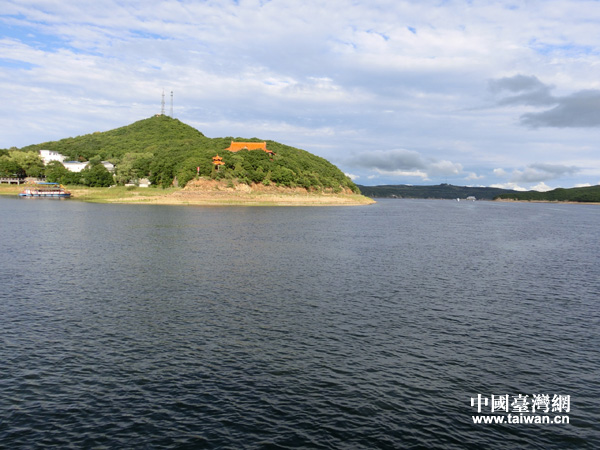 鏡泊湖景色（台灣網 王文英 攝）