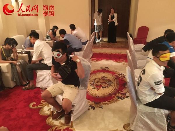 海南首現"黑暗約會" 男女蒙眼聊天訴鍾情