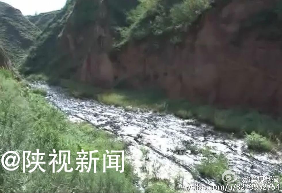 陜西大雨衝出泄漏石油 山溝變油河