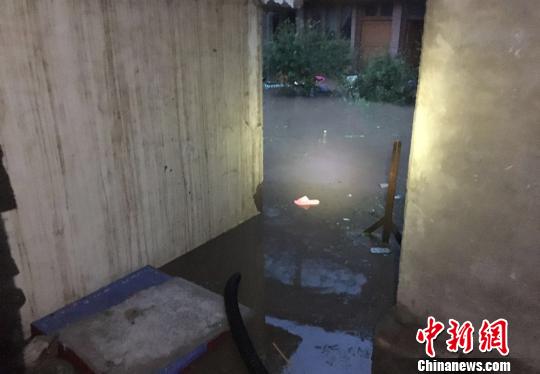 甘肅甘南暴雨引發山體滑坡房屋倒塌(圖)