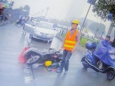 電動車車主違章拒檢 摔車堵路掰斷交警手指(圖)