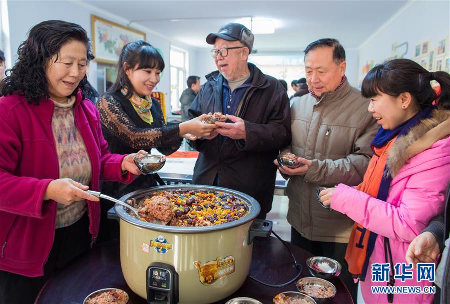 各地人民熬臘八粥喜迎“臘八”