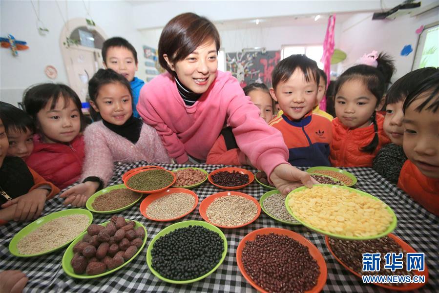 各地人民熬臘八粥喜迎“臘八”