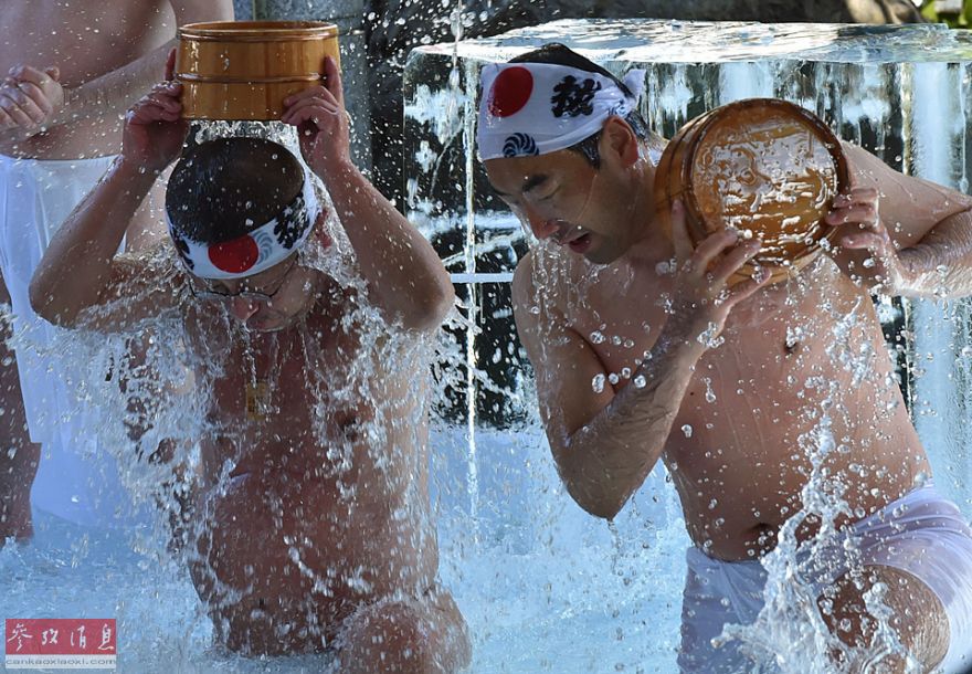 日本男女進行冰水浴 祈求新年好運