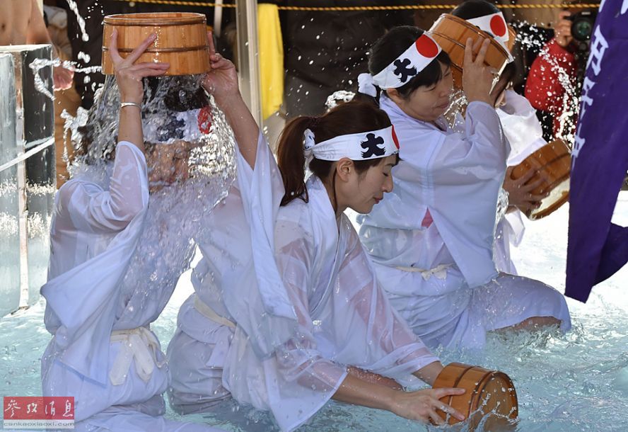 日本男女進行冰水浴 祈求新年好運