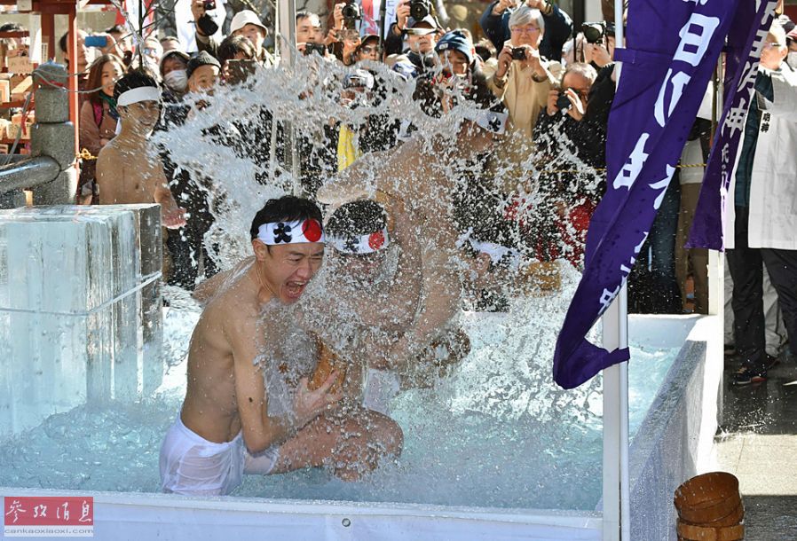 日本男女進行冰水浴 祈求新年好運