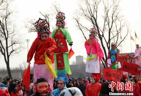 圖為“陜西高陵船張芯子”表演。　張一辰　攝