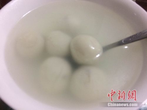 資料圖：湯圓煮制後，湯水清澈。 <a target='_blank' href='http://big5.chinataiwan.cn/gate/big5/www.chinanews.com/' ></p><p  align=