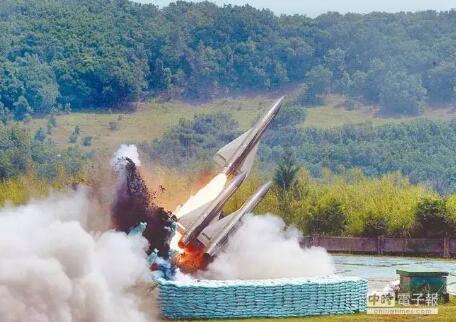 早安海峽 坐飛機能玩手機了 臺軍演練連續3枚導彈發射後墜海