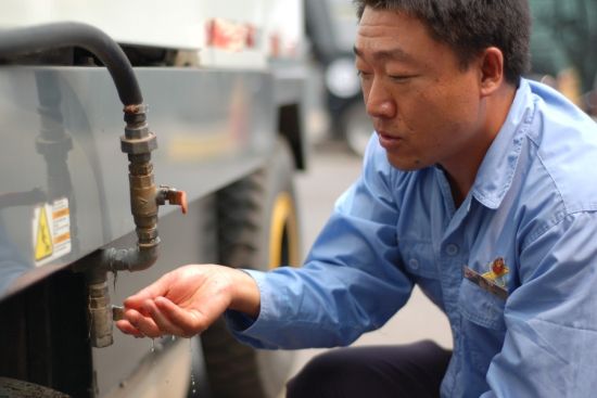 梁軍生對清掃車水箱和噴水頭間的水管進行了改造