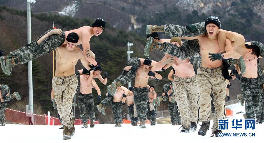 雪地聯合訓練韓美士兵赤膊上陣 網友：好害羞（圖）