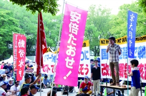 安倍出席廣島核爆紀念儀式遇抗議 被指欺騙國民