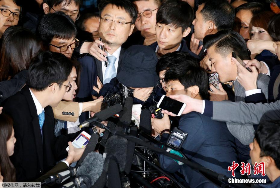 樸槿惠“閨蜜”崔順實現身檢察院 鞋子被擠掉