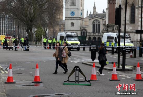 當地時間3月23日上午,英國議會大廈周邊仍處於封鎖狀態,警察在附近街道拉上警戒線,不允許車輛、行人進入。3月22日,英國議會大廈外發生恐怖襲擊事件,造成5人死亡、40余人受傷。 <a target='_blank' href='http://big5.chinataiwan.cn/gate/big5/www.chinanews.com/'><p  align=