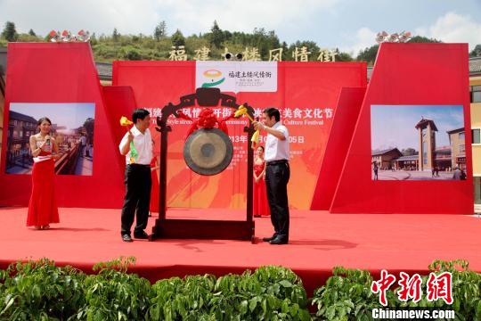 福建土樓風情街迎客兩岸美食匯聚客家土樓